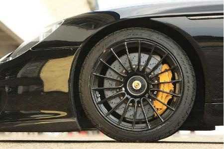 Die Bereifung wurde auf 19-Zoll-Pirelli P-Corsa-Reifen umgestellt.