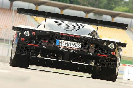 Der im Gegensatz zum Rennauto über die volle breite gezogene Heckflügel baut im Zusammenspiel mit dem Unterboden spürbaren A...