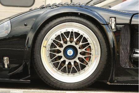 Maserati MC12 Corsa im Fokus: Räder und Reifen sind teure Spezialanfertigungen.