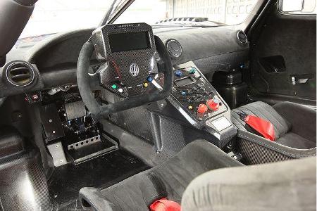 Alle digitalen Anzeigen wurden nach F1-Vorbild ins wuchtige Lenkrad integriert.