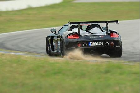 Leichte Driftwinkel akzeptiert der Carrera GT-R sogar bei eingeschalteter Traktionskontrolle.