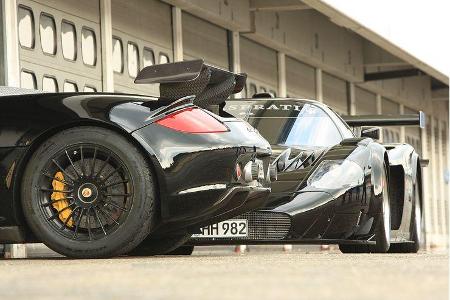 An der Nase herum geführt: der Carrera GT-R ist das zivilere Auto, der MC12 schneller.