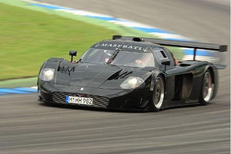 ... auf dem Kleinen Kurs in Hockenheim brennt der MC12 Corsa eine Zeit in den Asphalt ...