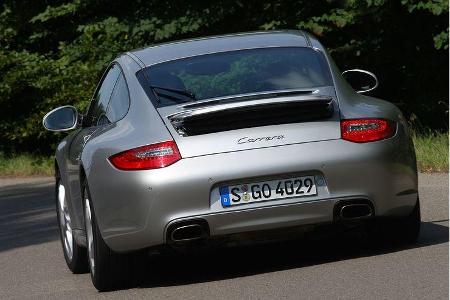 Der Boxer übt sich in angemessener Zurückhaltung, schnurrt samtig.