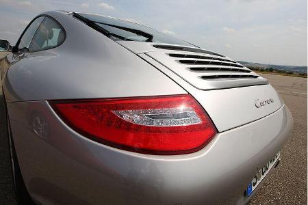 Mit der elektronische Fahrwerksregelung PASM für knapp 1.550 Euro balanciert der Elfer bewusster zwischen Komfort und Purismus.