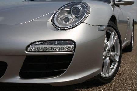 Nur mit der etwas schmächtigeren 18-Zoll-Bereifung neigt die Elfer-Basis zart zum Untersteuern.