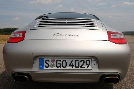 Den normalen Carrera weisen zwei ovale Endrohre als solchen aus.