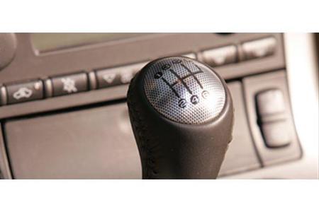 Das mechanische Sechsganggetriebe ist von der knorrigen Sorte