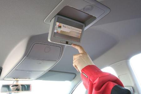 Unterhaltungs-Elektronik mit Bildschirm ist in der Dachkonsole integriert.