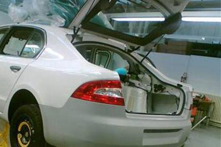 Am Heck kommt ein groÃe, bis ins Dach reichende Klappe zum Einsatz.