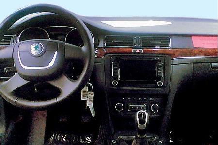 Ein groÃer Bildschirm beherrscht die Mittelkonsole.