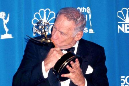 Mel Brooks küsst 1998 seinen zweiten Emmy