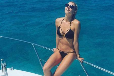 Lena Gercke entspannt am Meer