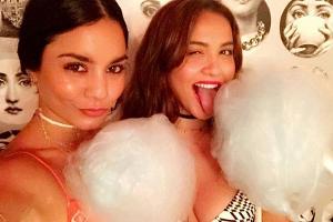 Vanessa Hudgens posiert mitsamt der selbstgemachten Zuckerwatte