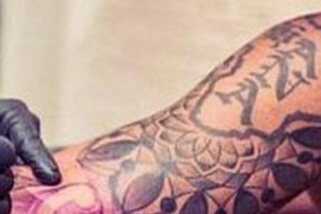 Die Umrisse des Landes Ghana sind auf dem linken Oberarm zu erkennen