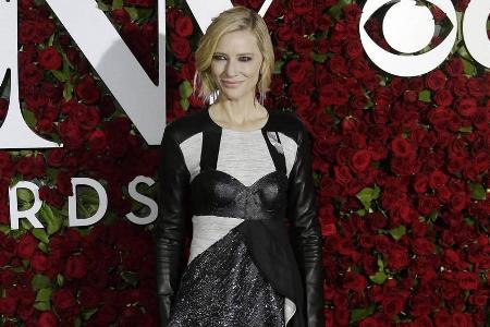 Cate Blanchett in einer Robe von Louis Vuitton