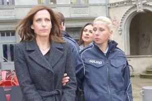 "GZSZ": Jasmin muss hilflos mitansehen, wie Katrin von einer Beamtin abgeführt wird.