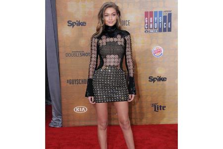 Gigi Hadid zeigte in einem kurzen, schwarz-goldenen Kleid bei den 