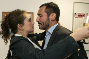 "Alles was zählt": Im Überschwang der Gefühle über die bestandene MPU überfällt Carmen Richard mit einem Kuss