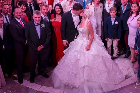 Daniela Katzenberger und Lucas Cordalis mit ihrer Hochzeitsgesellschaft