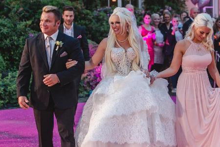 Papa Peter und Schwester Jenny begleiten Daniela Katzenberger über den pinken Teppich