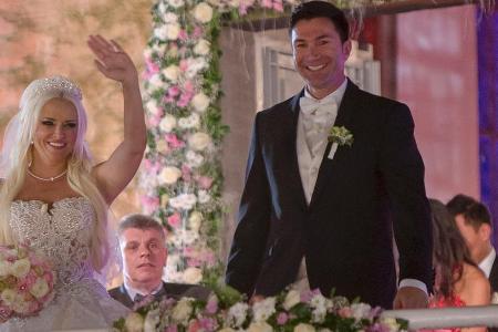 Frisch verheiratet zeigen sich die Katze und ihr Lucas ihren wartenden Fans