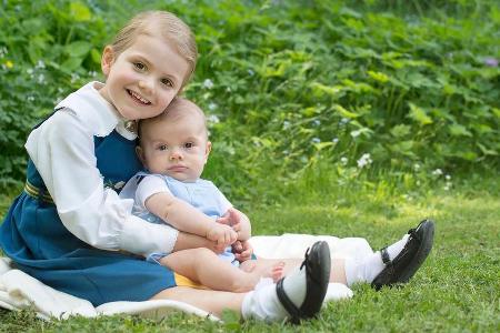 Royale Geschwistergrüße von Estelle und Oscar