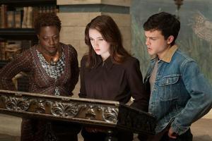 "Beautiful Creatures - Eine unsterbliche Liebe": Lena Duchanne (Alice Englert, M.) und Ethan Wate (Alden Ehrenreich, r.) suc...