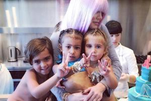 Meerjungfrauen-Feier: Khloé Kardashian mit ihren Nichten North und Penelope auf deren Geburtstagsfeier. Auch Neffe Mason ist...