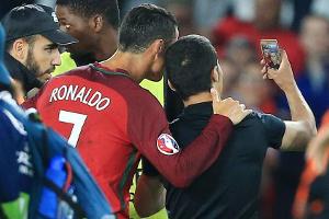 Wartete geduldig, bis der Flitzer sein Handy parat hatte: Cristiano Ronaldo