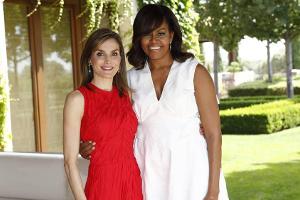 Letizia von Spanien wirkt neben Michelle Obama sehr dünn
