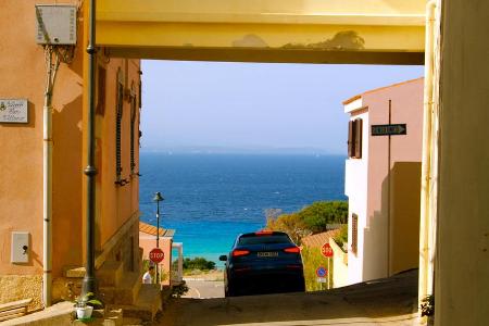 Enge Gassen mit Meerblick im pittoresken Santa Teresa di Gallura
