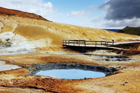 Das Geothermalgebiet Krysuvik besteht aus zahllosen kleinen Seen, Schlammtöpfen und heißen Quellen. Dieses Bild zeigt die be...