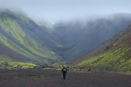 Willkommen in der Feuerschlucht! Diesen Beinamen trägt die acht Kilometer lange Vulkanspalte Eldgja, die geradewegs zum Zent...