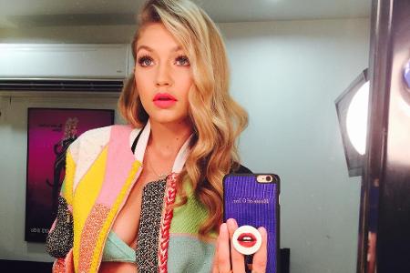 Gigi Hadid lässt ihren BH unter einem bunten Patchwork-Blazer hervorblitzen