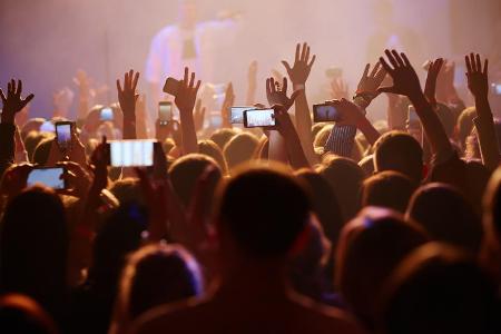 Ein bekanntes Bild: Reichlich Displayleuchten über den Köpfen von Konzertbesuchern