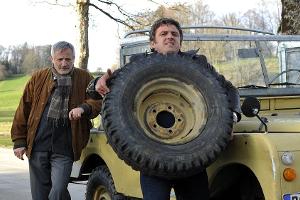 "Klarer Fall für Bär": Richard Bär (Hans Sigl, r.) ist nicht nur von einer Reifenpanne, sondern auch von den Sprüchen seines...