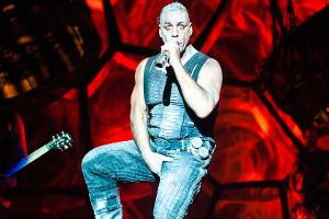 Till Lindemann bei einem Konzert