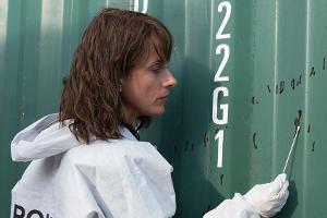 "Polizeiruf 110: Eine mörderische Idee": Kommissarin Brasch (Claudia Michelsen) untersucht Blutspuren an einem Container.