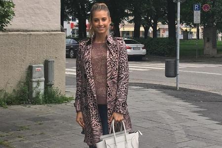 Die deutschen Straßenschilder im Hintergrund sind unverkennbar