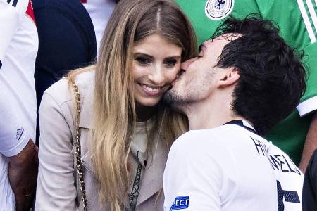 Dass Cathy und Mats Hummels immer noch verliebt sind, ist nicht zu übersehen