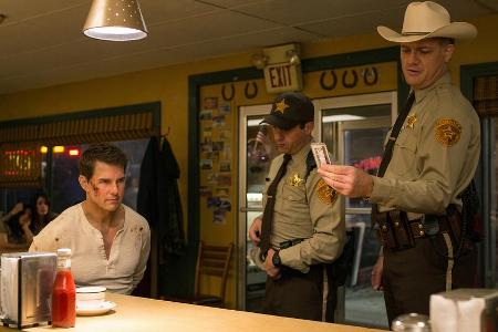 Tom Cruise wird als Jack Reacher (li.) von zwei Polizisten in die Mangel genommen