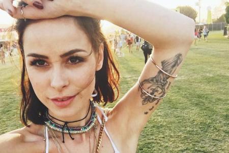 Von Kettchen um den Hals und Ringen um die Oberarme kann auch Sängerin Lena Meyer-Landrut nicht genug bekommen