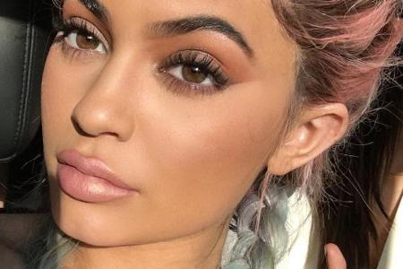 Kylie Jenner rockte das Coachella-Festival mit bunt gefärbten Boxerbraids - die Trendfrisur des Sommers