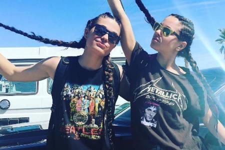 Model Suki Waterhouse und ihre Kolleginnen zeigen, wie man Bandshirts perfekt in Szene setzt