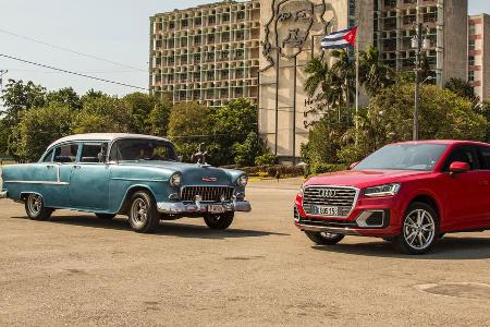 Automobile Vergangenheit und Gegenwart auf dem Plaza de la Revolution vor dem Fassadenporträt von Che Guevara