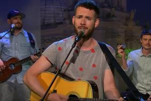 Johannes Strate von Revolverheld in der Satiresendung "extra 3"