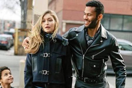 Ein Foto der neuen Versace-Kampagne. Die 21-jährige Gigi Hadid ist darauf als Mutter zu sehen