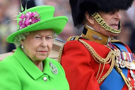 Nicht zu übersehen: Queen Elizabeth in der königlichen Kutsche neben ihrem Gatten Prinz Philip