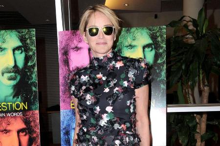 Sharon Stone kombiniert ihr edles Kleid mit einer modernen Sonnenbrille